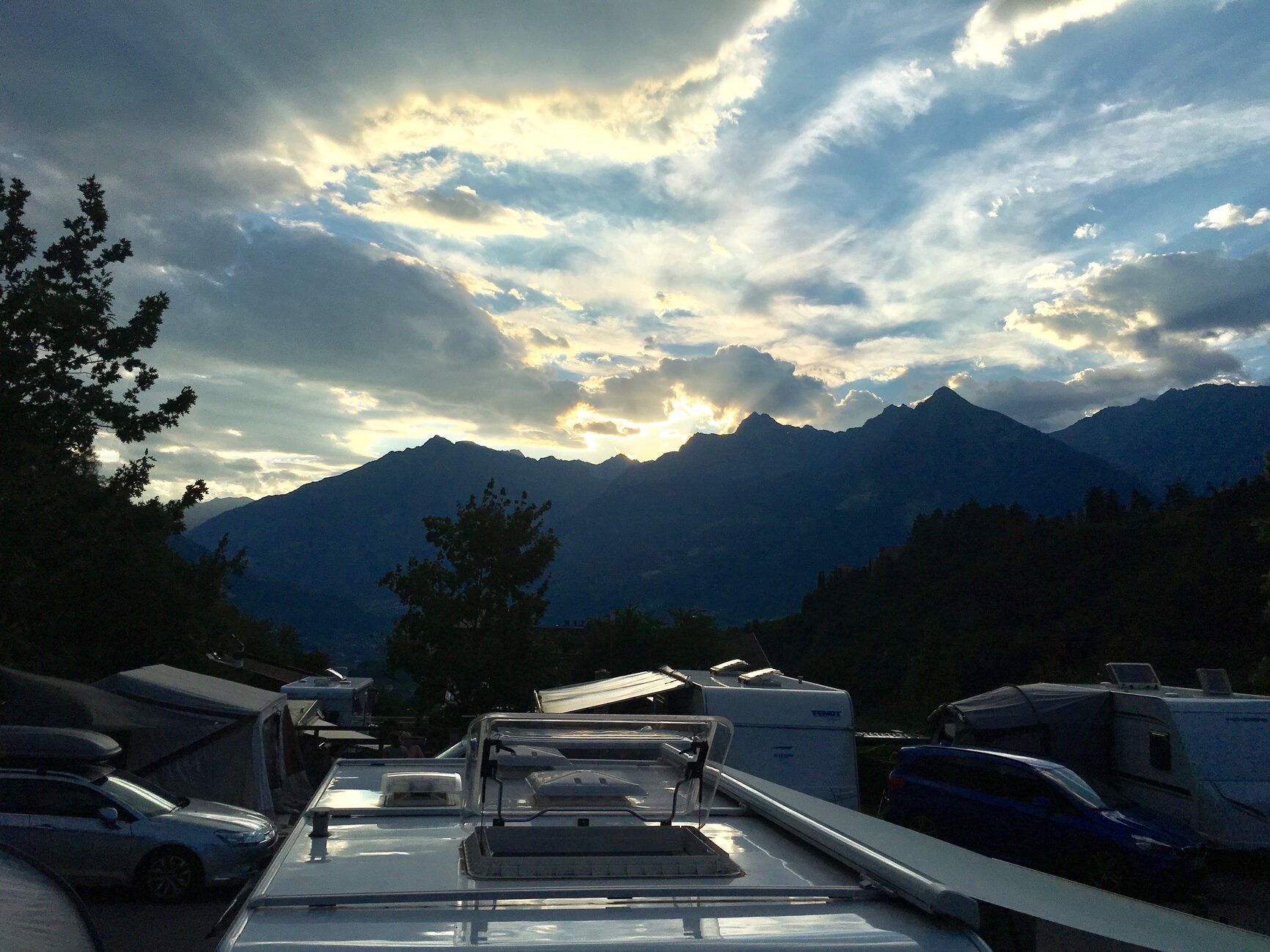 Stellplatz am Camping Hermitage in Meran mit Blick über die Stadt