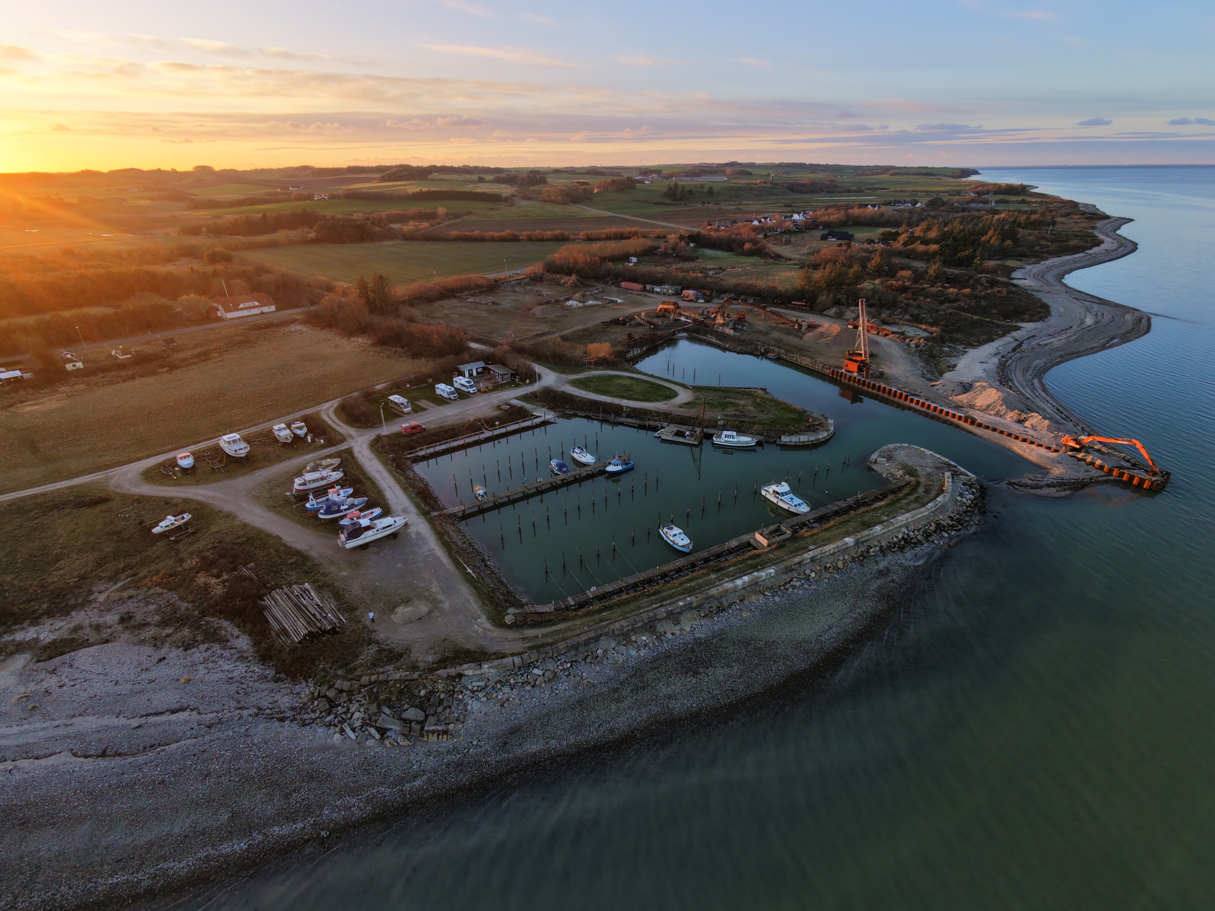 Luftaufnahme der Marina Remmerstrand Jollehavn in Lemvig bei Sonnenuntergang