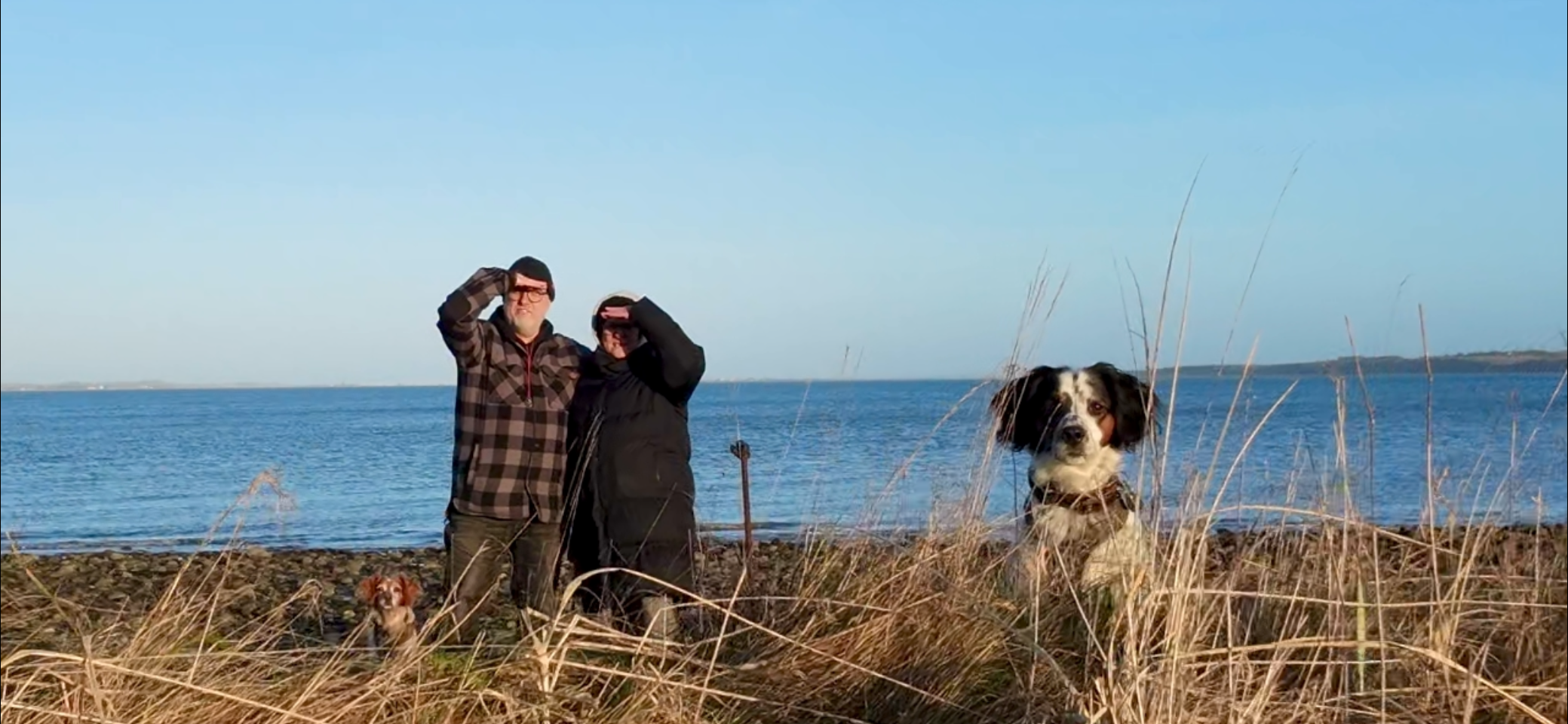Stefan und seine Frau mit Hunden am Strand von Lemvig