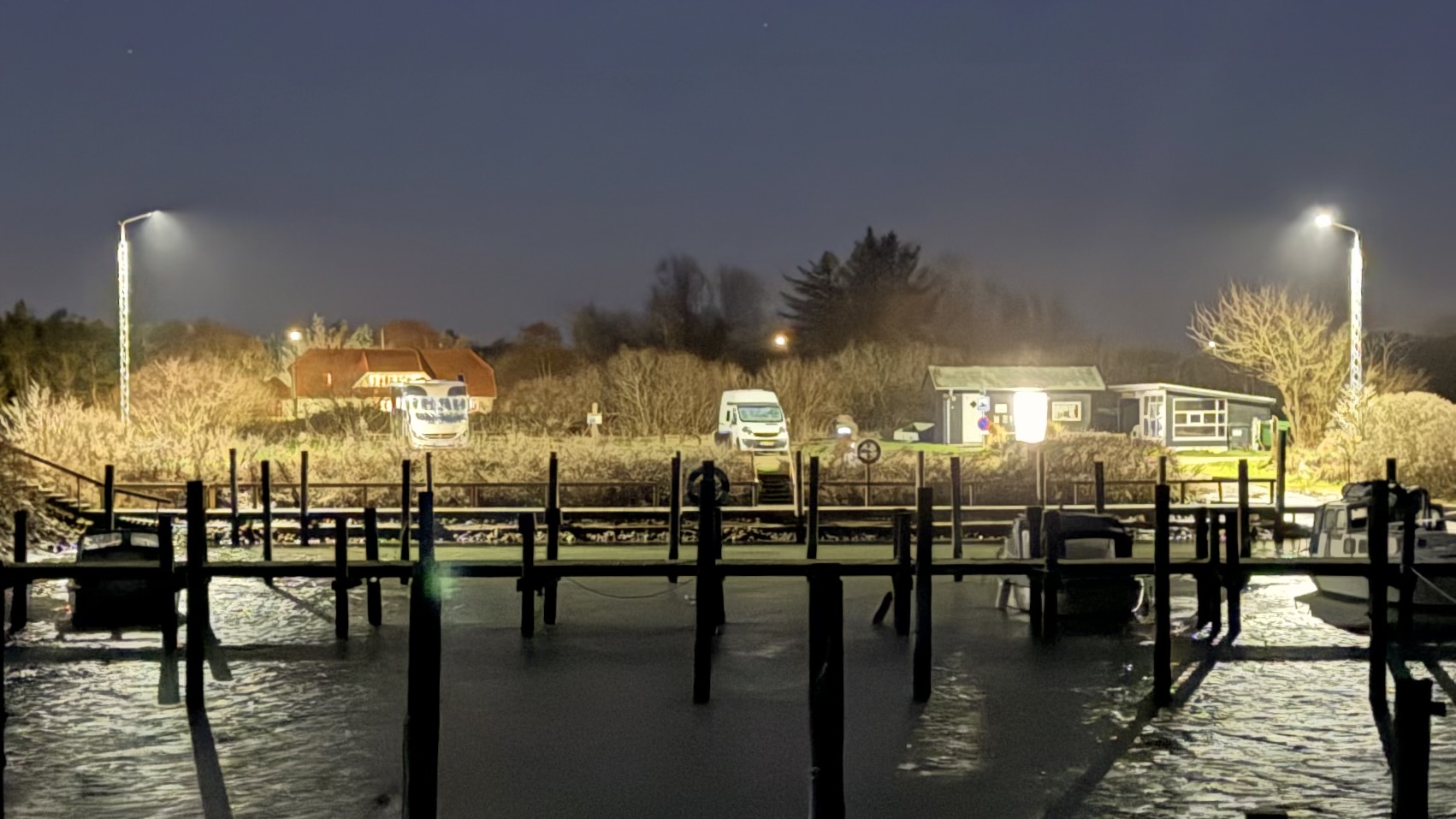 Lemvig Hafen bei Nacht mit Lichtreflexen im Wasser