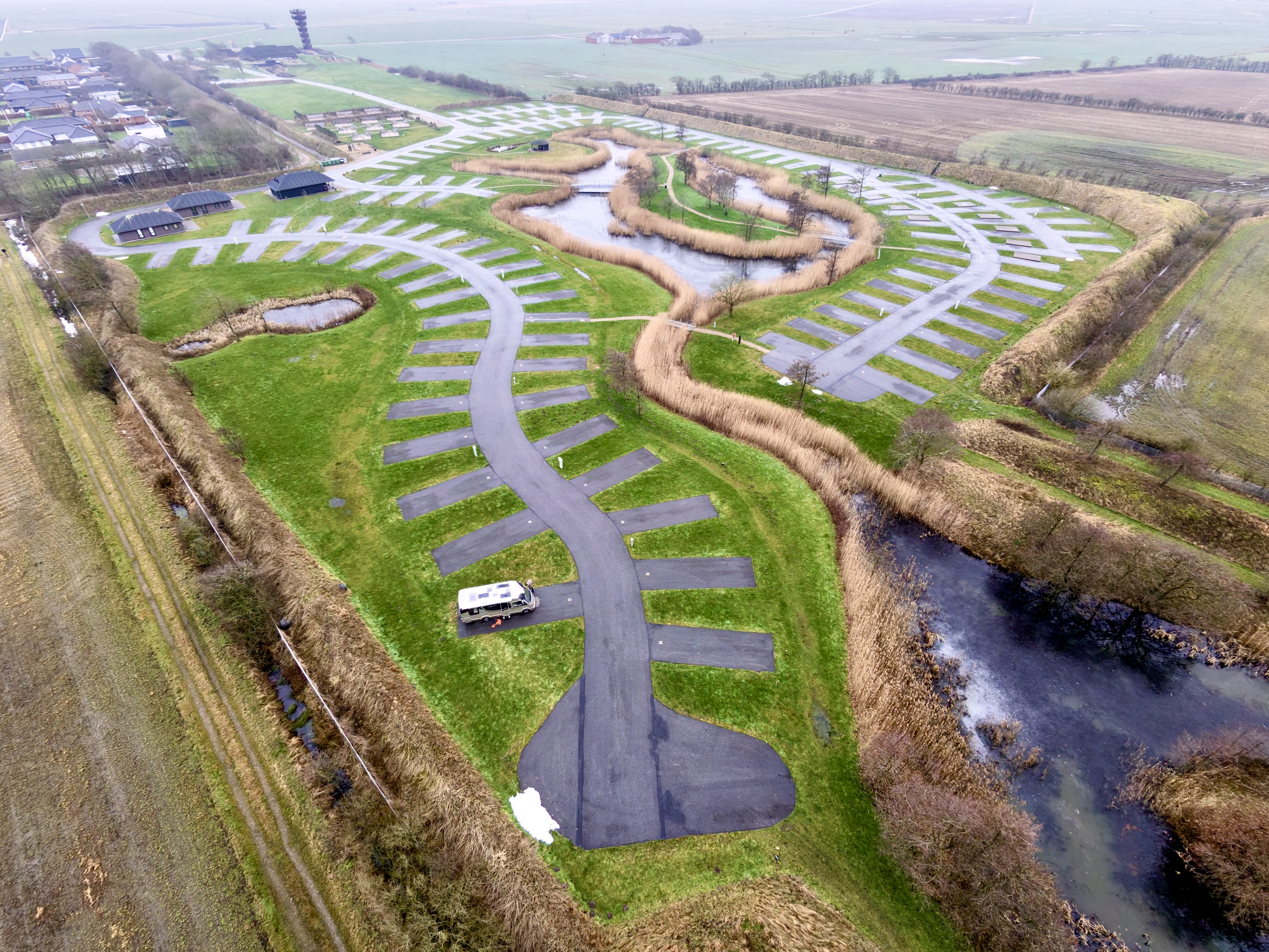 Luftaufnahme Marsk Camp Skærbæk mit einzelnem Wohnmobil auf dem leeren Stellplatz