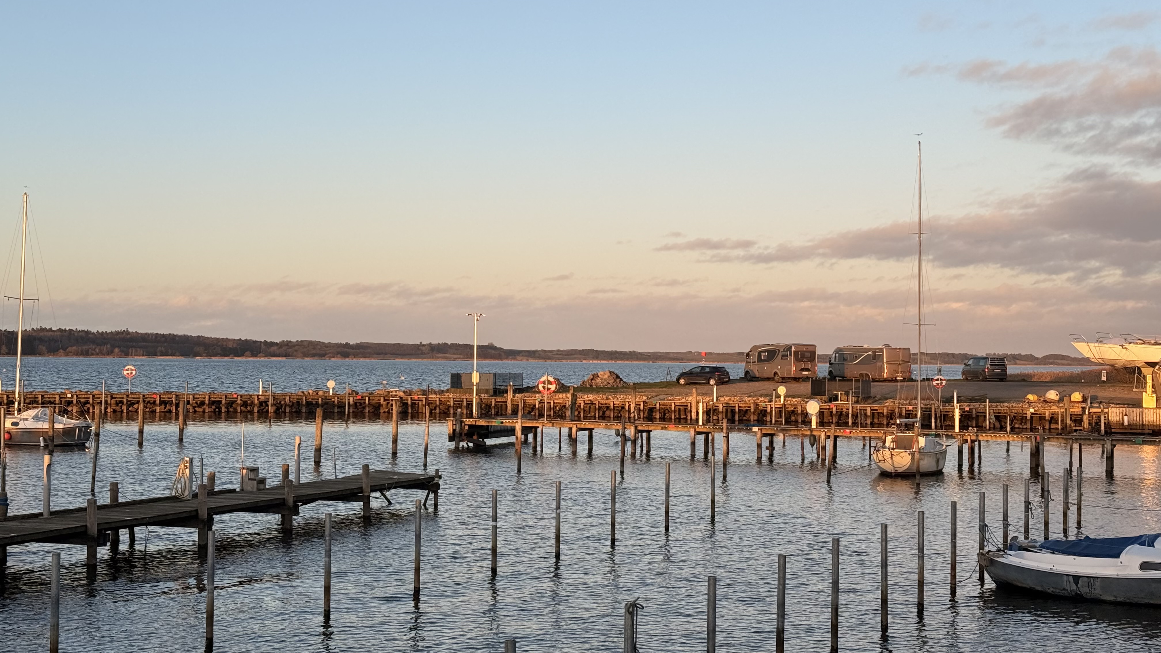 Hafen in Norddjurs bei goldenem Abendlicht mit Wohnmobil
