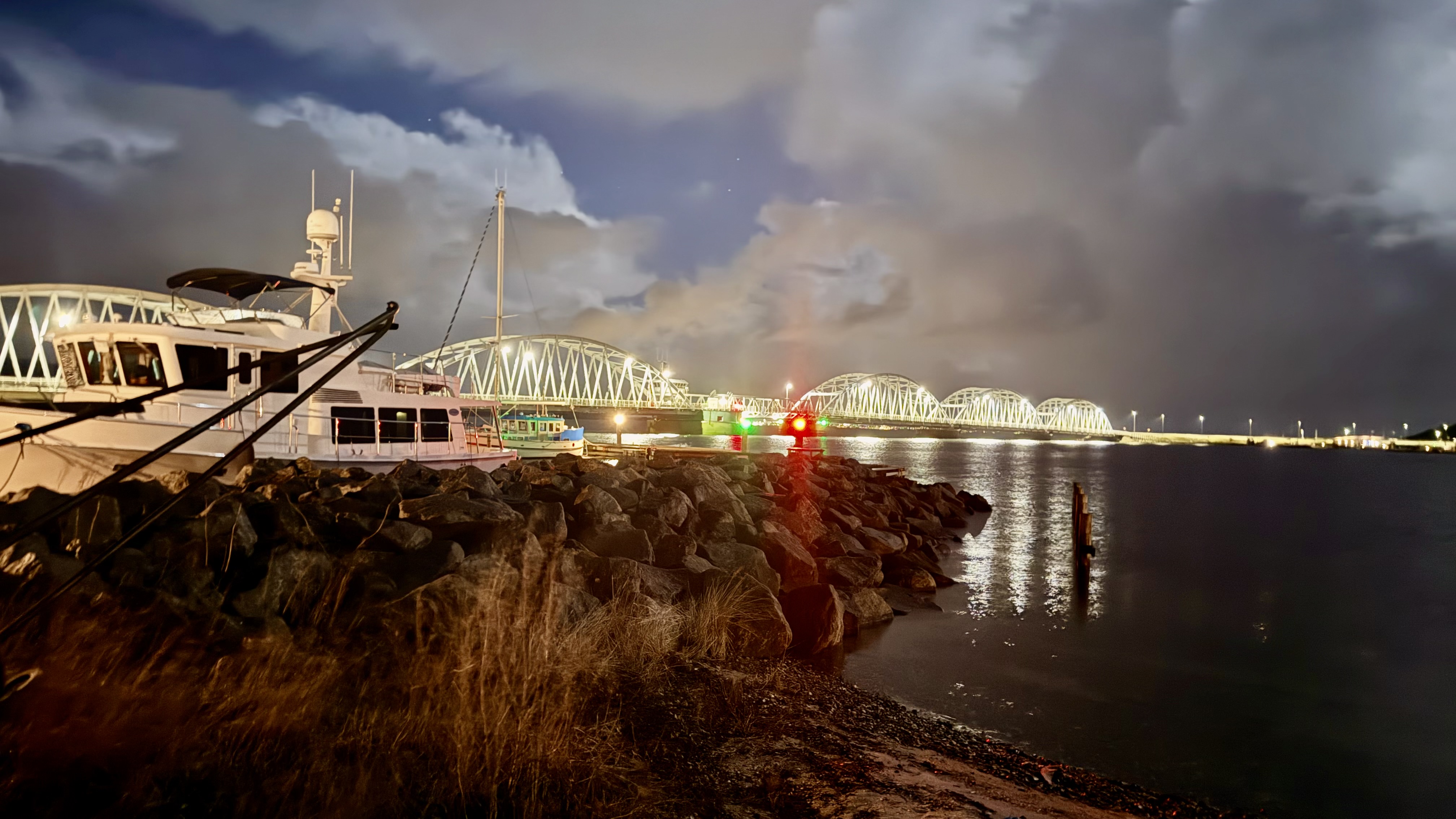 Beleuchtete Brücke bei Nacht über dänisches Gewässer