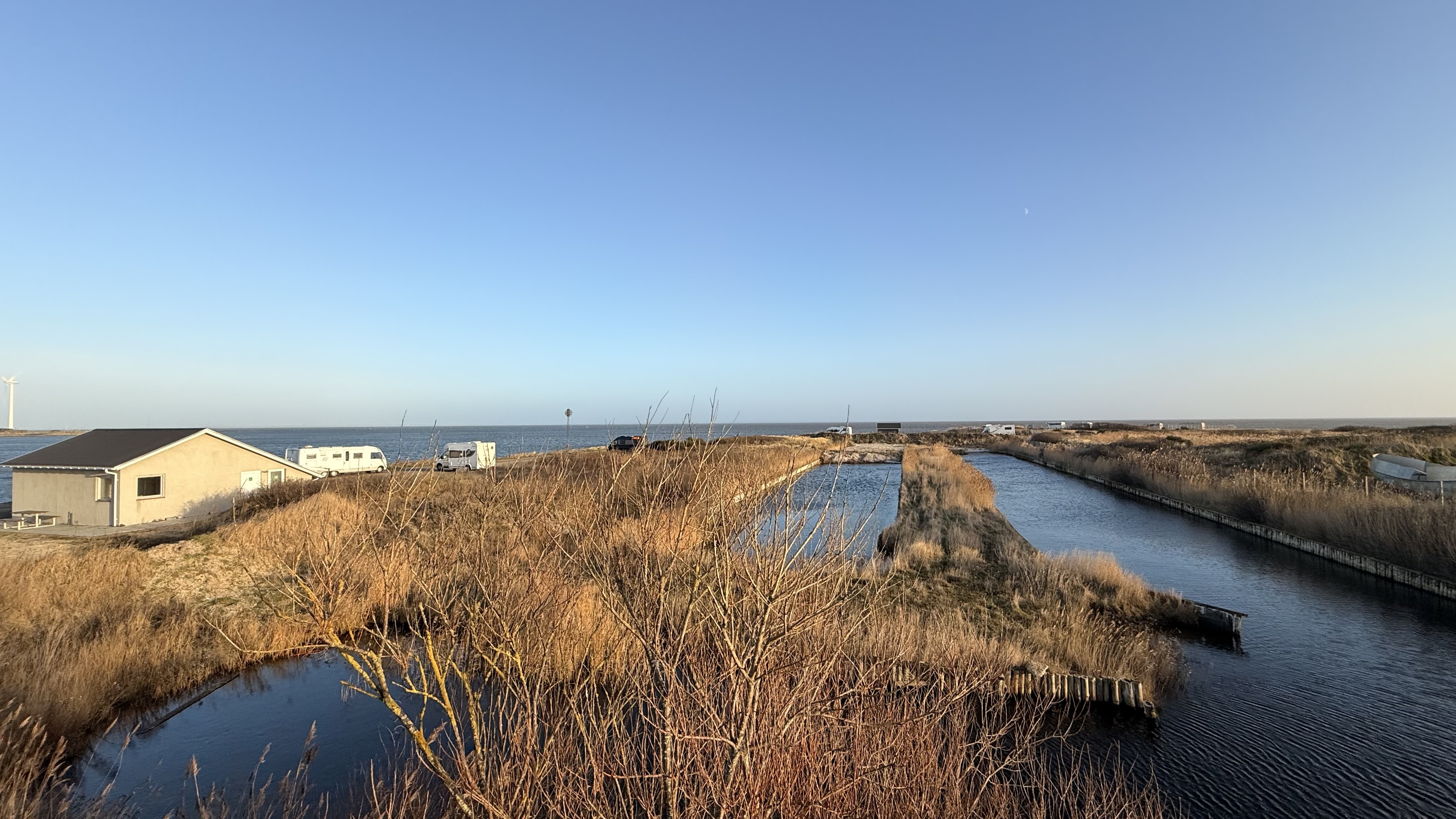 Landschaft am Ringkøbing Fjord bei Hvide Sande, Kanal und Nordsee