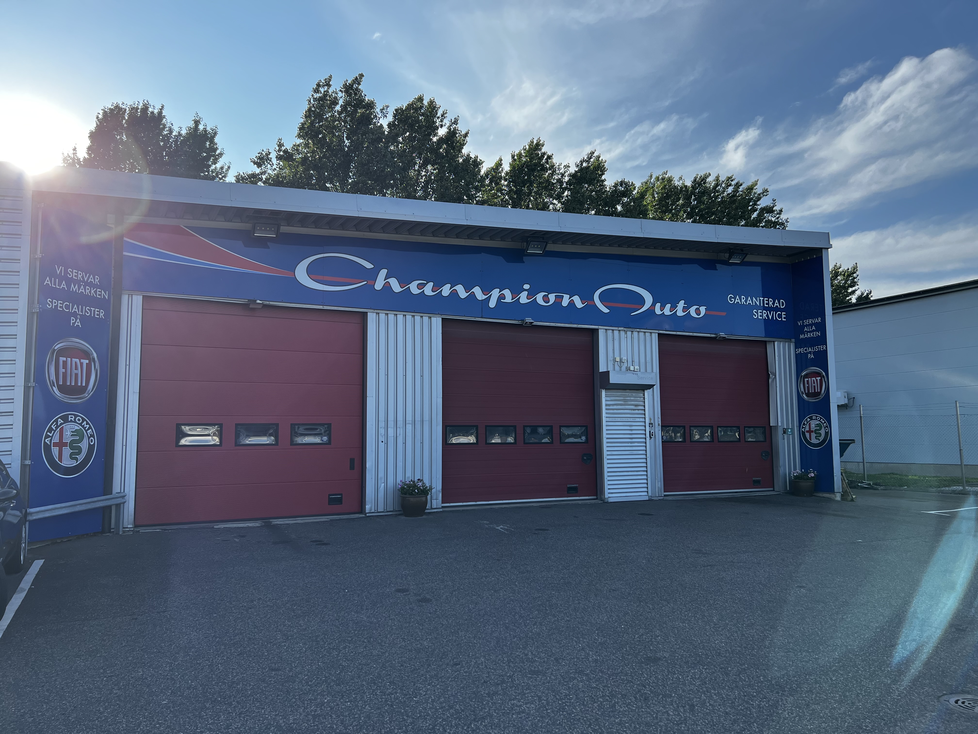 Wohnmobil auf dem Hof der Werkstatt Champion Auto in Arlöv