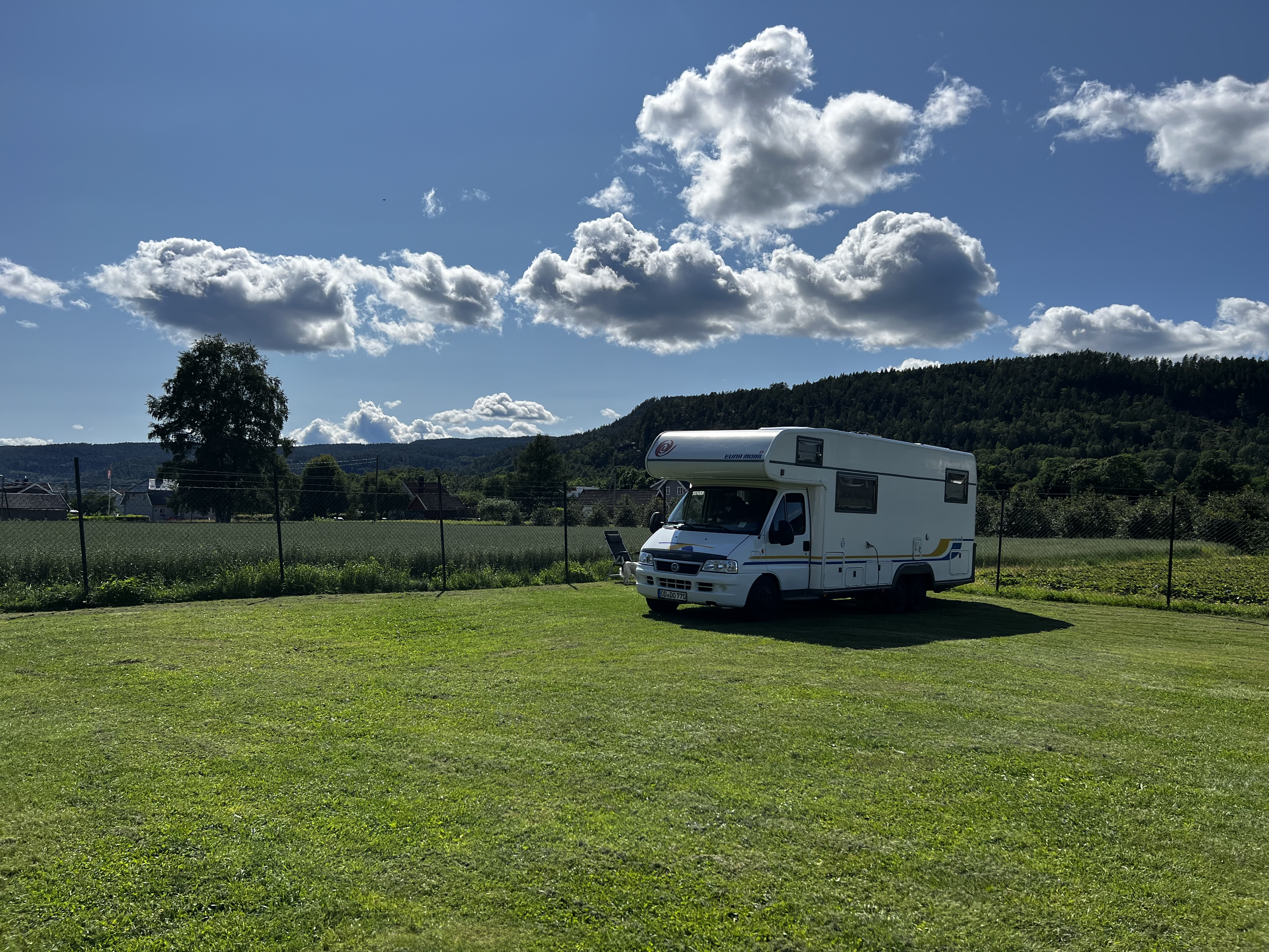 Landschaft bei Drammen in Norwegen mit Wasser und Wald