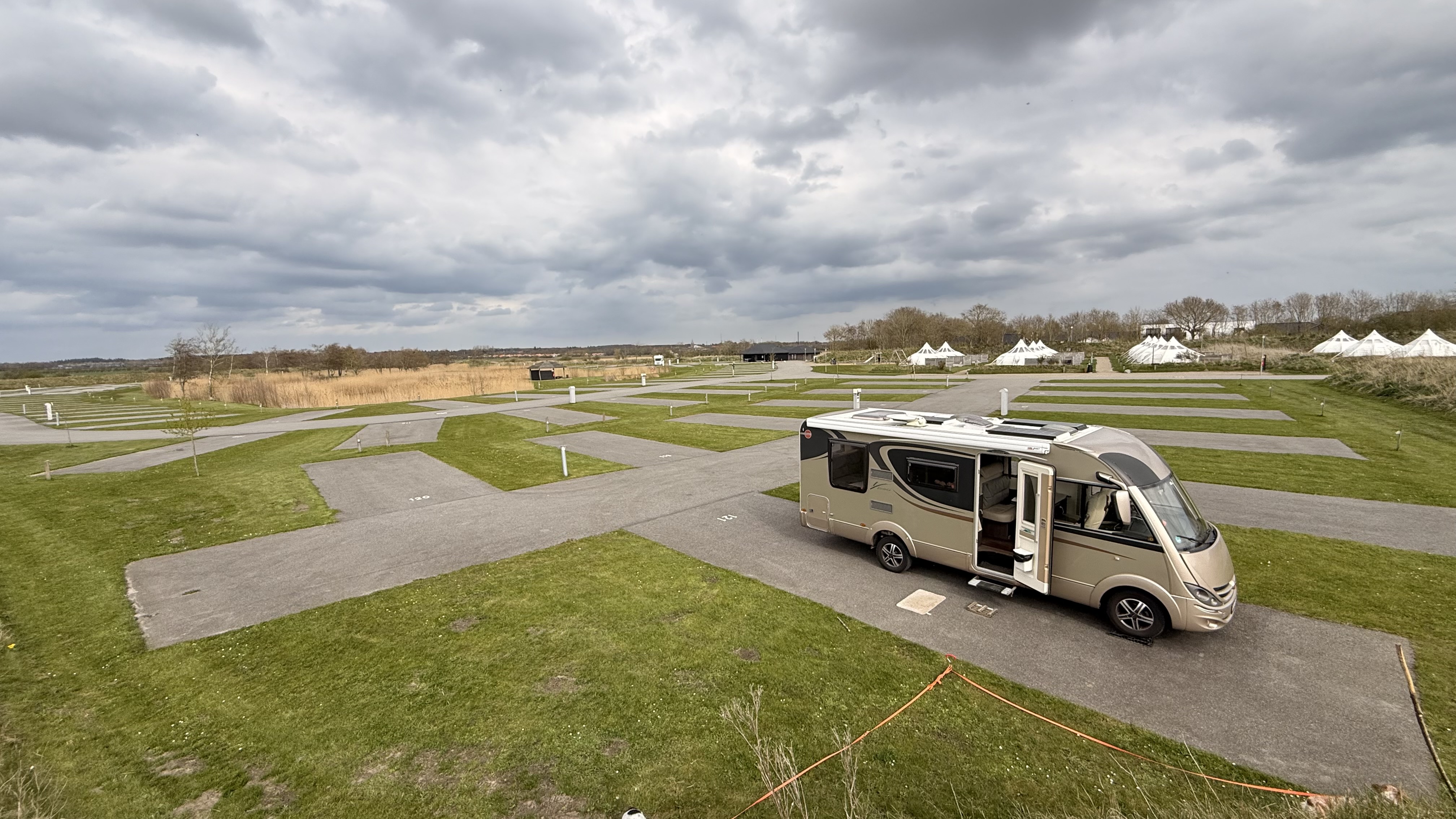 Fast leerer Mask Camp Stellplatz auf Römö