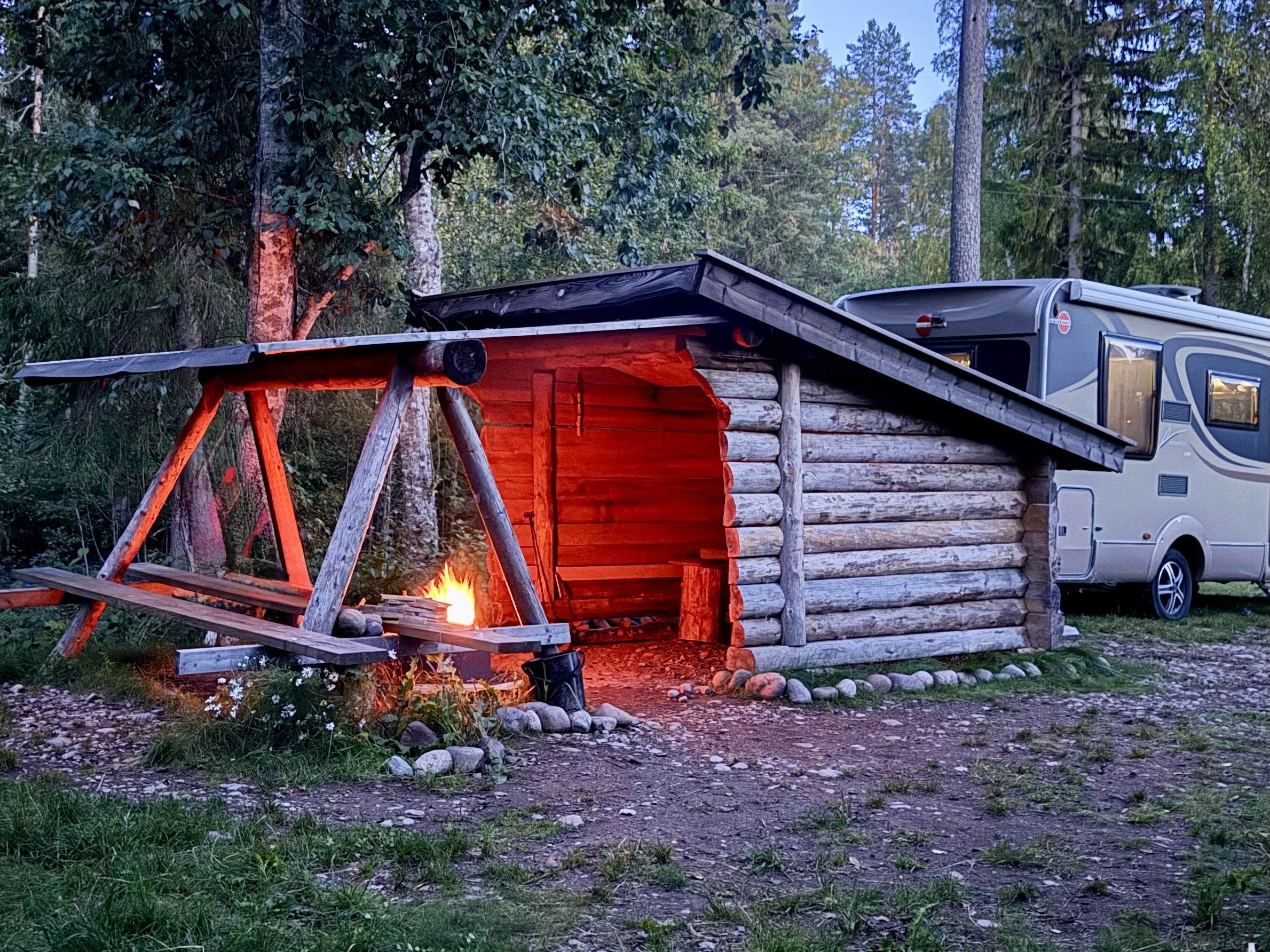 Lagerfeuer am Abend neben dem Wohnmobil in Schweden
