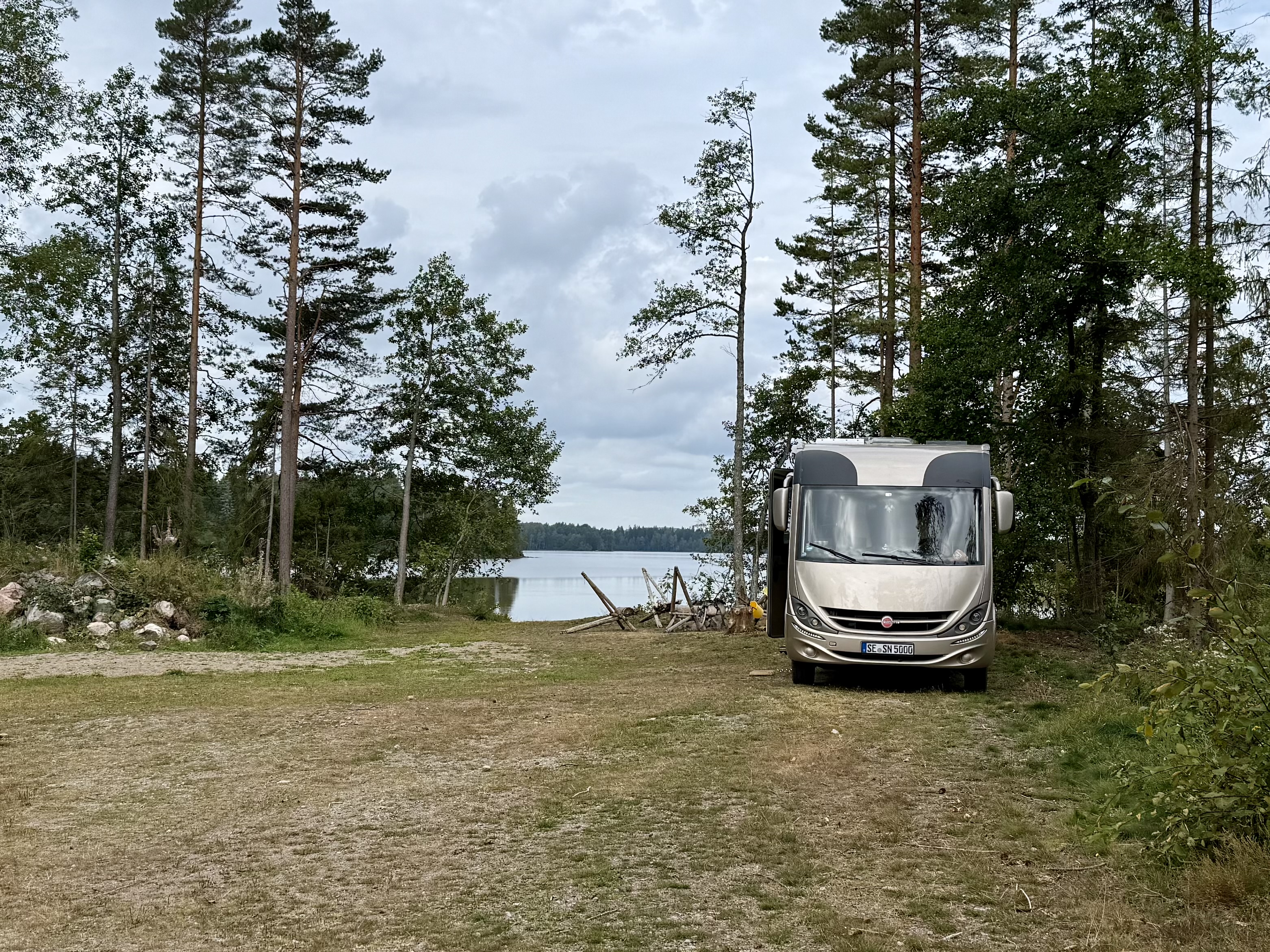Wohnmobil am Eremit-Stellplatz direkt am See im schwedischen Wald